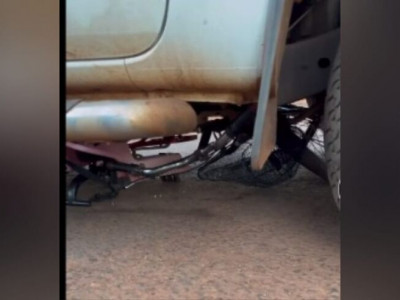 Caminhonete avança preferencial e atropela mulher e criança em bicicleta em Sidrolândia Caminhonete avança preferencial e atropela mulher e criança em bicicleta em Sidrolândia