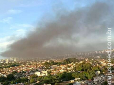 Depósito de pneus pega fogo e fumaça encobre céu em Campo Grande Depósito de pneus pega fogo e fumaça encobre céu em Campo Grande