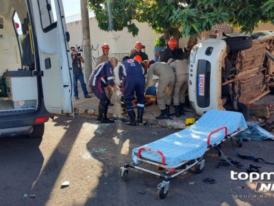 Fiorino tomba e mulher fica presa nas ferragens em acidente no Tiradentes Fiorino tomba e mulher fica presa nas ferragens em acidente no Tiradentes