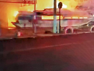 Incêndio de grandes proporções destrói barco que era lanchonete em Porto Murtinho Incêndio de grandes proporções destrói barco que era lanchonete em Porto Murtinho