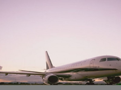 Pessoa morre após entrar em motor de avião da Embraer em Amsterdam Pessoa morre após entrar em motor de avião da Embraer em Amsterdam