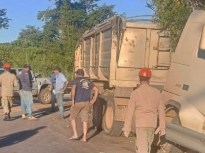 Acidente entre duas carretas e caminhonete deixa dois feridos em Bonito Acidente entre duas carretas e caminhonete deixa dois feridos em Bonito