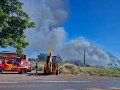 Bombeiros fazem operação para controlar incêndio em antiga fábrica da Frutilla Bombeiros fazem operação para controlar incêndio em antiga fábrica da Frutilla
