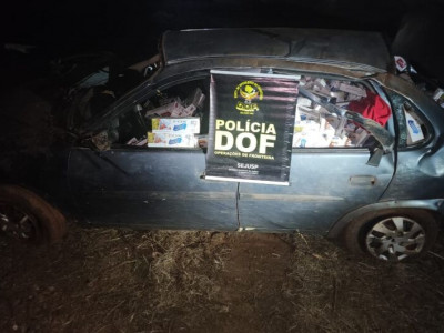 Durante perseguição, motorista capota veículo carregado com cigarros contrabandeados Durante perseguição, motorista capota veículo carregado com cigarros contrabandeados