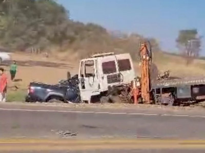 Morre terceira vítima de acidente entre caminhonete e caminhões na BR-163 Morre terceira vítima de acidente entre caminhonete e caminhões na BR-163