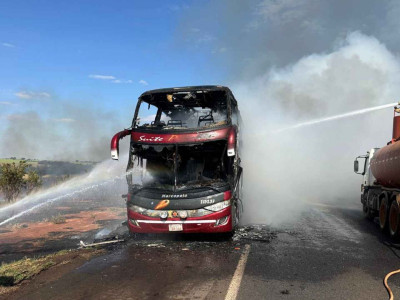 Ônibus com passageiros pega fogo na BR-163 e é totalmente destruído Ônibus com passageiros pega fogo na BR-163 e é totalmente destruído