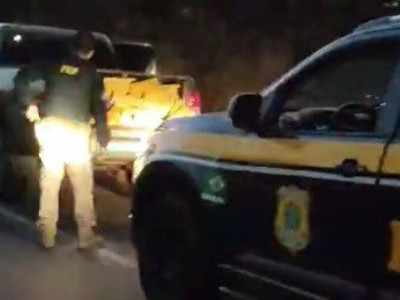 Polícia recupera caminhonete furtada e apreende quase 1t de droga Polícia recupera caminhonete furtada e apreende quase 1t de droga