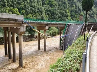 Ponte cai durante tempestade, mata 11 e deixa 30 desaparecidos na China Ponte cai durante tempestade, mata 11 e deixa 30 desaparecidos na China