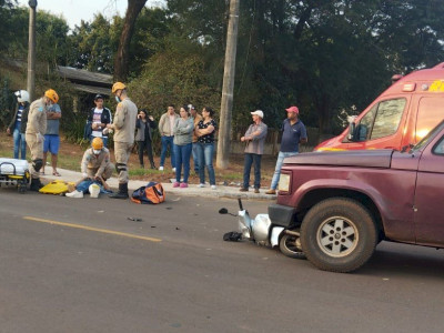 Acidente de trânsito entre caminhonete e moto deixa jovem ferido em Caarapó Acidente de trânsito entre caminhonete e moto deixa jovem ferido em Caarapó