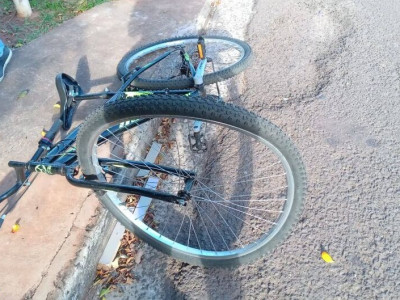Adolescente fica ferida em acidente entre carro e bicicleta em Aquidauana Adolescente fica ferida em acidente entre carro e bicicleta em Aquidauana