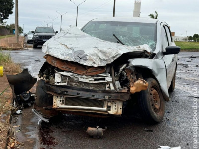 Carro fica destruído em acidente envolvendo caminhão em Nova Andradina Carro fica destruído em acidente envolvendo caminhão em Nova Andradina