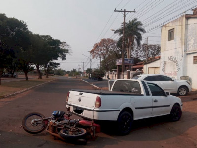 Colisão entre carro e moto deixa duas pessoas feridas em Caarapó Colisão entre carro e moto deixa duas pessoas feridas em Caarapó