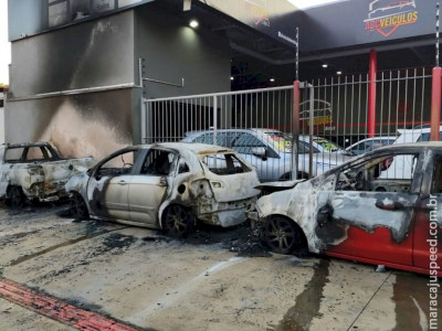 Dourados: Incêndio criminoso destrói cinco veículos em garagem no Ouro Verde Dourados: Incêndio criminoso destrói cinco veículos em garagem no Ouro Verde