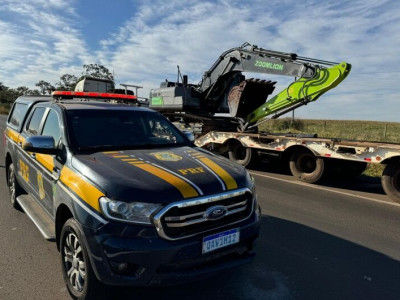 Escavadeira furtada no Paraná é recuperada na região de Dourados pela PRF Escavadeira furtada no Paraná é recuperada na região de Dourados pela PRF