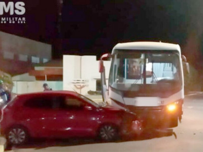 Ônibus invade avenida, atinge carro e motorista fica ferida em Costa Rica Ônibus invade avenida, atinge carro e motorista fica ferida em Costa Rica