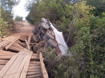 Ponte não aguenta peso, cede e caminhão fica pendurado em Cassilândia Ponte não aguenta peso, cede e caminhão fica pendurado em Cassilândia
