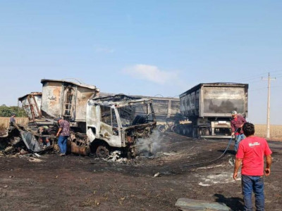 Sobrevivente de acidente fatal saltou da cabine antes de carretas pegarem fogo Sobrevivente de acidente fatal saltou da cabine antes de carretas pegarem fogo