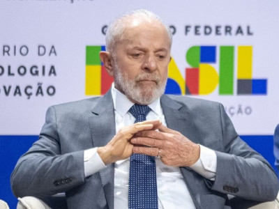 Após problema em avião, Lula pede orações antes de viajar à Rússia Após problema em avião, Lula pede orações antes de viajar à Rússia