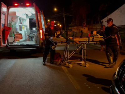 Gari é atropelado por motocicleta durante coleta de lixo em Três Lagoas Gari é atropelado por motocicleta durante coleta de lixo em Três Lagoas