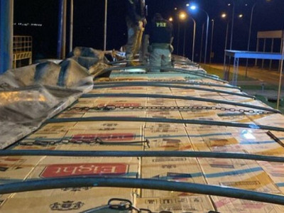 Homem é preso transportando 440 mil maços de cigarros contrabandeados Homem é preso transportando 440 mil maços de cigarros contrabandeados