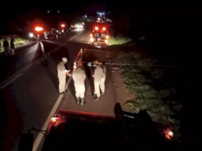 Mulher morre e adolescente fica ferida em acidente entre carro e moto Mulher morre e adolescente fica ferida em acidente entre carro e moto