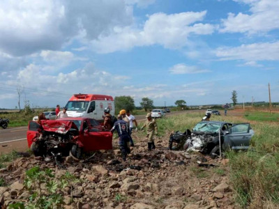 Tentativa de ultrapassagem teria causado acidente com 06 vítimas Tentativa de ultrapassagem teria causado acidente com 06 vítimas