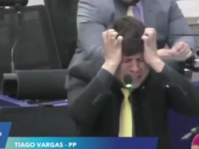 Vereador Tiago Vargas desabafa sobre decisão judicial e passa mal em plenário Vereador Tiago Vargas desabafa sobre decisão judicial e passa mal em plenário