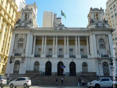 Após protesto, vereadores do Rio adiam votação de lei do funcionalismo Após protesto, vereadores do Rio adiam votação de lei do funcionalismo
