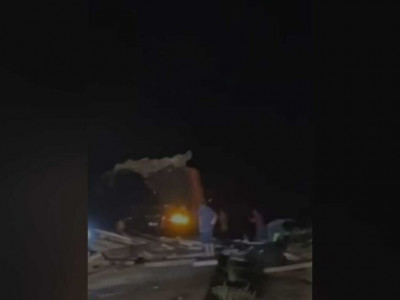 Bombeiros são acionados para atender acidente com carretas na BR-163 Bombeiros são acionados para atender acidente com carretas na BR-163