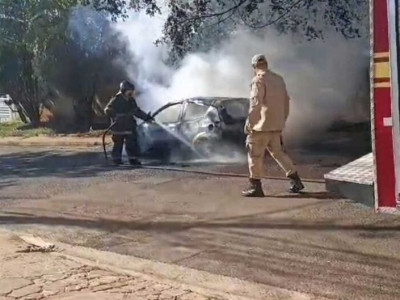 Carro pega fogo e fica totalmente destruído na Avenida Tamandaré Carro pega fogo e fica totalmente destruído na Avenida Tamandaré