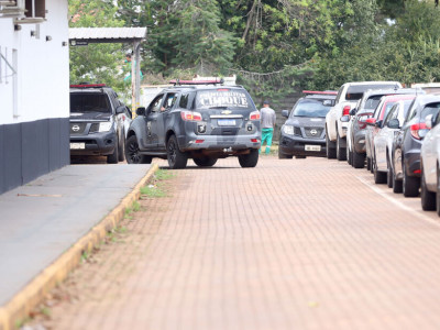 Homem morre em confronto policial após tentar roubar carro da esposa Homem morre em confronto policial após tentar roubar carro da esposa