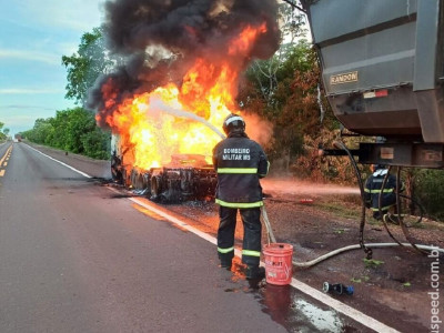 Incêndio destrói carreta e bloqueia trânsito na BR-262, em Miranda Incêndio destrói carreta e bloqueia trânsito na BR-262, em Miranda