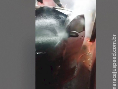 Veículo é incendiado no município de Douradina; autores deixam bilhete de aviso Veículo é incendiado no município de Douradina; autores deixam bilhete de aviso