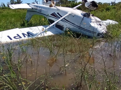 Helicóptero da PM resgata vítimas de acidente aéreo no Pantanal Helicóptero da PM resgata vítimas de acidente aéreo no Pantanal