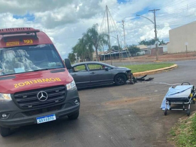 Acidente entre carro e moto deixa jovem ferido em Chapadão do Sul Acidente entre carro e moto deixa jovem ferido em Chapadão do Sul
