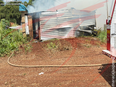 Maracaju: Corpo de Bombeiros atendem ocorrência de incêndio em barracão Maracaju: Corpo de Bombeiros atendem ocorrência de incêndio em barracão