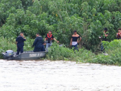 Marinha resgata cinco pessoas à deriva após barco afundar no Rio Paraguai Marinha resgata cinco pessoas à deriva após barco afundar no Rio Paraguai