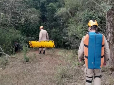 Mulher é resgatada por bombeiros após queda de cachoeira em Amambai Mulher é resgatada por bombeiros após queda de cachoeira em Amambai
