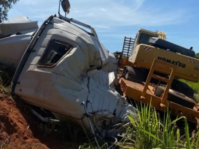 Pneu estoura e carreta que transportava escavadeira sai da pista Pneu estoura e carreta que transportava escavadeira sai da pista
