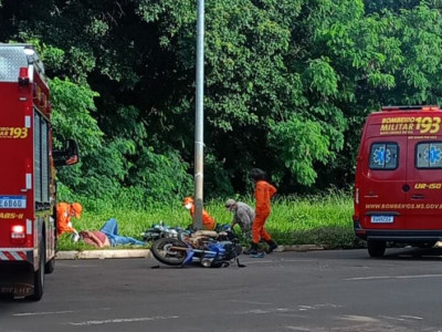 Acidente entre motos deixa três feridos na Avenida Lúdio Martins Coelho Acidente entre motos deixa três feridos na Avenida Lúdio Martins Coelho
