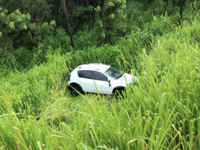 Carro sofre aquaplanagem, capota em rodovia e deixa dois feridos em Camapuã Carro sofre aquaplanagem, capota em rodovia e deixa dois feridos em Camapuã