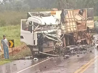Colisão entre veículos deixa vítimas presas às ferragens e um morto Colisão entre veículos deixa vítimas presas às ferragens e um morto