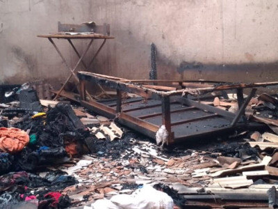 Mãe e filhos perdem tudo após incêndio destruir casa em Dourados Mãe e filhos perdem tudo após incêndio destruir casa em Dourados