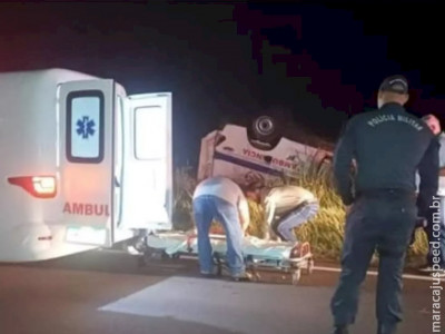 Ambulância capota com pacientes durante tentativa de ultrapassagem Ambulância capota com pacientes durante tentativa de ultrapassagem