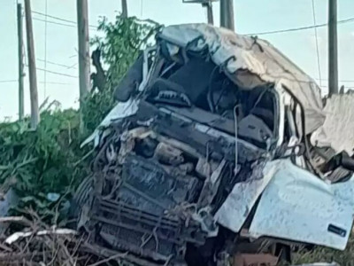 Caminhoneiro foi arremessado do veículo em batida no Santa Felicidade Caminhoneiro foi arremessado do veículo em batida no Santa Felicidade