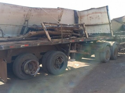 Carreta carregada com soja tomba e deixa trânsito lento na BR-262 Carreta carregada com soja tomba e deixa trânsito lento na BR-262