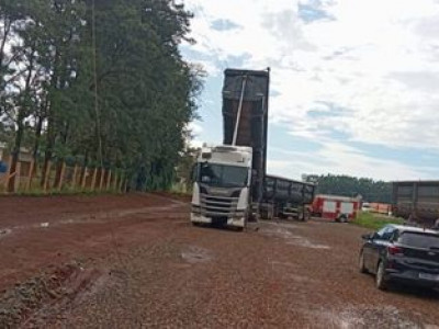 Carreta rompe fiação e caminhoneiro sofre parada cardiorrespiratória em Chapadão do Sul Carreta rompe fiação e caminhoneiro sofre parada cardiorrespiratória em Chapadão do Sul