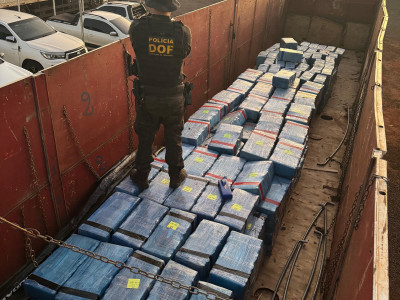 DOF apreende mais de 7,5 toneladas de drogas em carreta paraguaia DOF apreende mais de 7,5 toneladas de drogas em carreta paraguaia