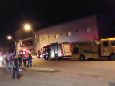 Incêndio em hotel na fronteira mobiliza bombeiros do Paraguai e Ponta Porã Incêndio em hotel na fronteira mobiliza bombeiros do Paraguai e Ponta Porã