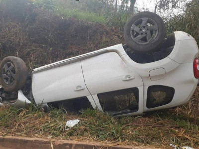 Motorista fica ferida após bater carro contra pá carregadeira na MS-497 Motorista fica ferida após bater carro contra pá carregadeira na MS-497
